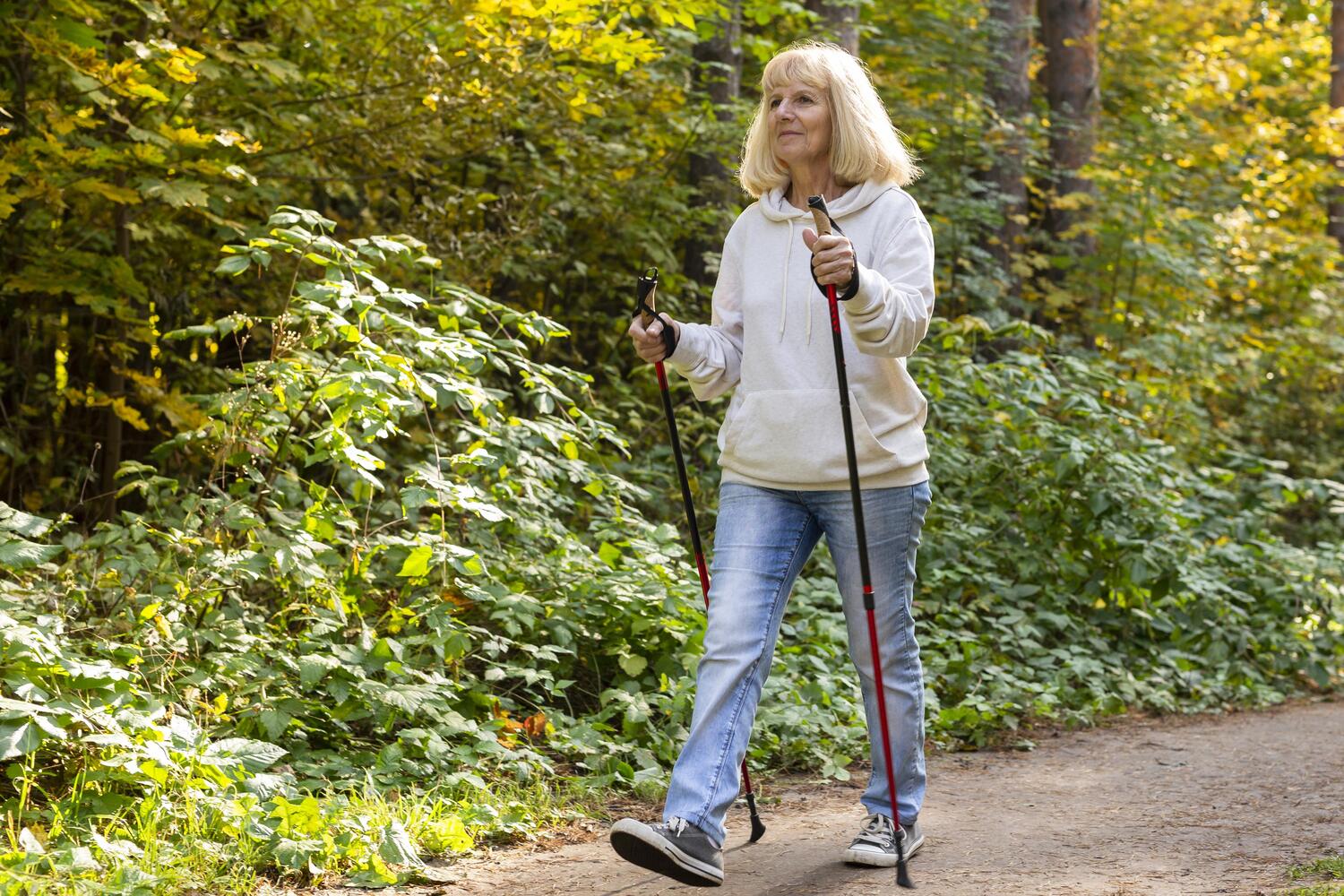 Nordic walking dla osób starszych – dlaczego warto?